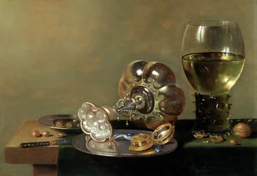 Stillleben mit Weinglas, Tazza und Zinnteller